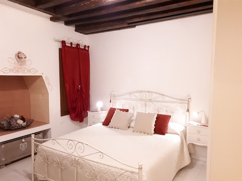 one door apartment in the heart of Venice Ca 'd'Oro overlooking the field