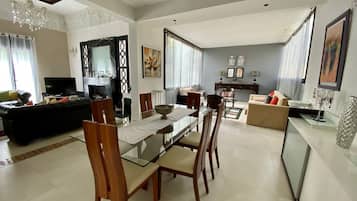 Fernseher, Kamin, Stereoanlage