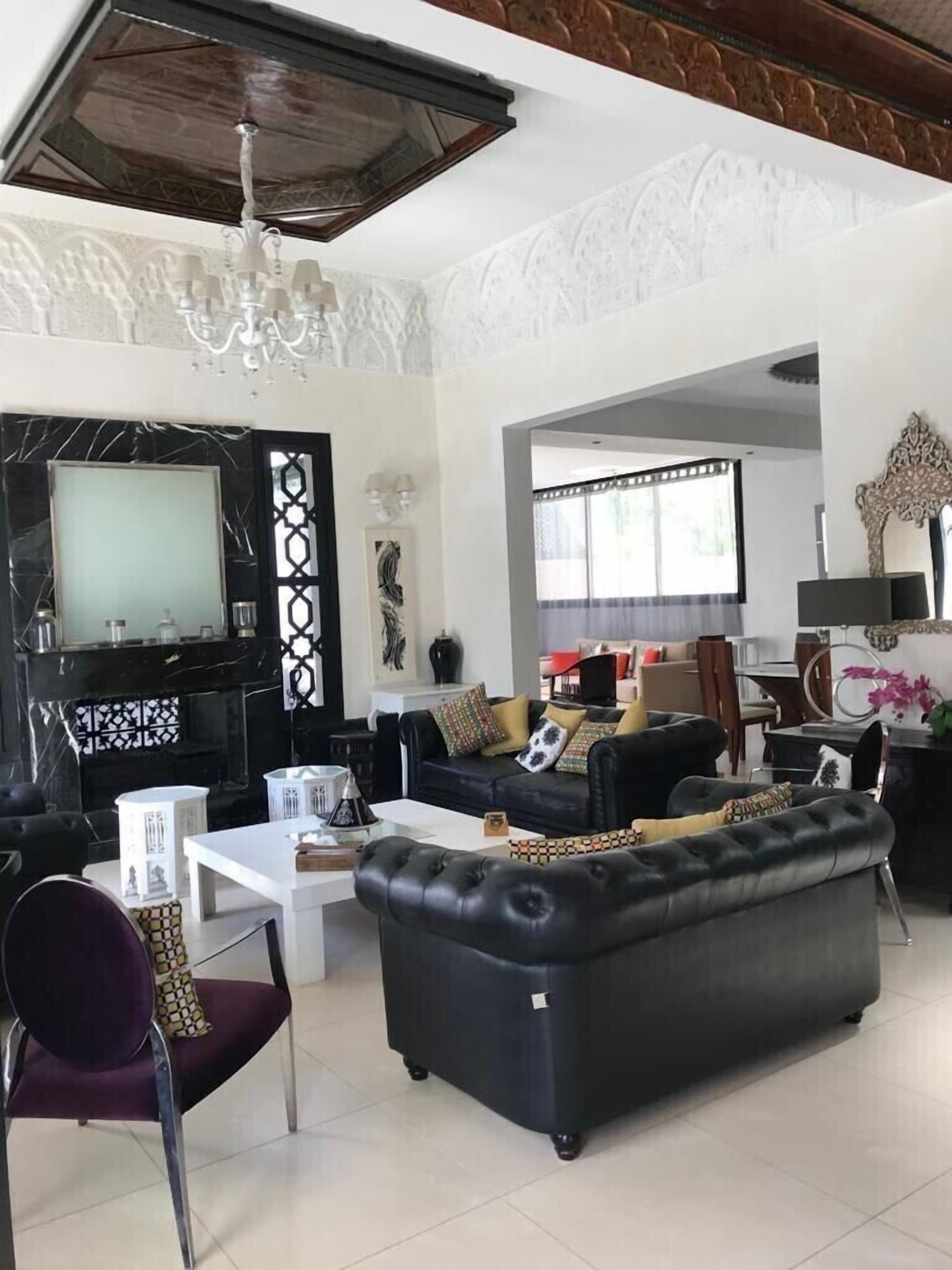 Fernseher, Kamin, Stereoanlage