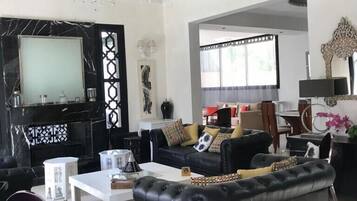 Fernseher, Kamin, Stereoanlage