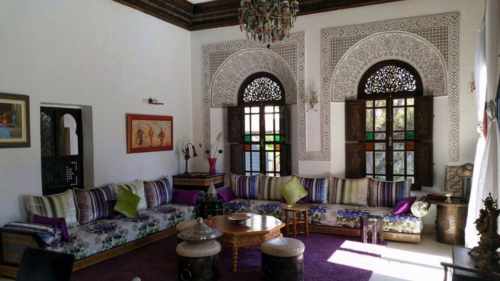 Un salón con un sofá, una mesa de centro y objetos decorativos.