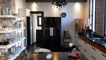 Kylskåp, mikrovågsugn, ugn och diskmaskin