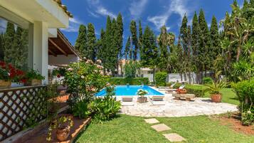 Außenpool, Liegestühle