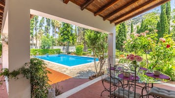 Piscine extérieure, chaises longues