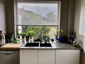 冷蔵庫、電子レンジ、オーブン、コンロ