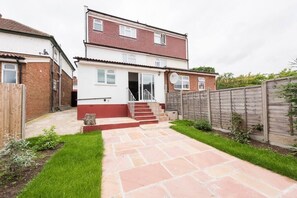 Unclassified image, 4 of 22, button - Luxurious New Apartment (Greater London)