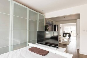 1 bedroom, iron/ironing board, free Internet, bed sheets - Luxurious New Apartment (Greater London)