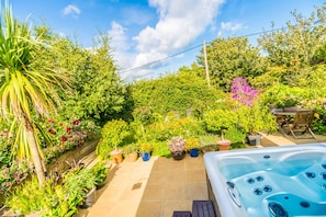 Outdoor dining - Heated indoor pool & spa, countryside holiday cottage near the beach & park (Hastings)