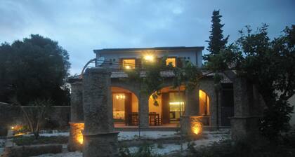 Altes restauriertes Bauernhaus aus Stein mit großem Garten in Castellabate Cilento