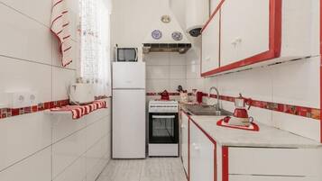 Een koelkast, een magnetron, een oven, een kookplaat