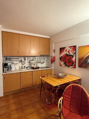 Dining - Rose's House to enjoy the beach and the city of Lisbon (Costa da Caparica)