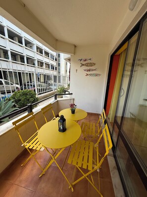 Outdoor dining - Rose's House to enjoy the beach and the city of Lisbon (Costa da Caparica)