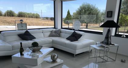 Detached villa with private pool, 5 minutes from the sea, air conditioning
