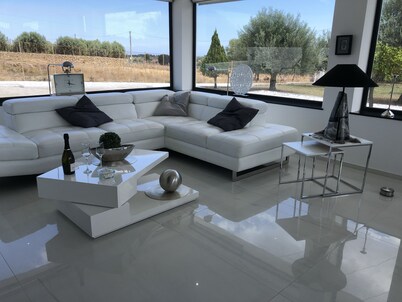 Detached villa with private pool, 5 minutes from the sea, air conditioning