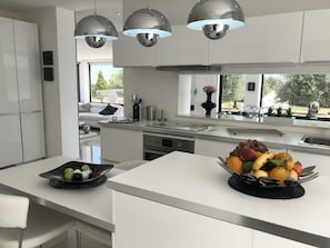 Fridge, microwave, oven, stovetop - Detached villa with private pool, 5 minutes from the sea, air conditioning (AUGUSTA)
