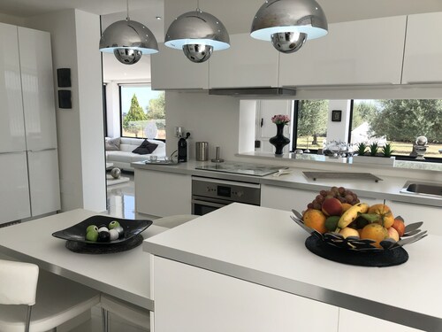 Omakotitalo, oma uima-allas, 5 minuutin päässä merestä, ilmastointi