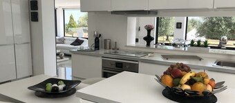 Detached villa with private pool, 5 minutes from the sea, air conditioning