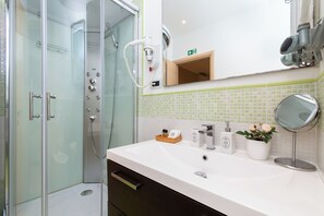 Family Quadruple Room, Private Bathroom | Bathroom | Shower, free toiletries, hair dryer, slippers - Next Stop St. Peter Rome (Rome)