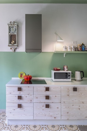 Kühlschrank, Mikrowelle, Herdplatte, Wasserkocher mit Kaffee-/Teezubehör