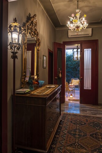 Charming Venetian style Villa with garden and patio, Free park and free Wi-Fi.