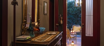 Charming Venetian style Villa with garden and patio, Free park and free Wi-Fi.