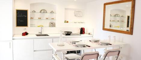 Køleskab, mikrobølgeovn, ovn, kogeplade