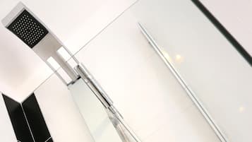 Dusche, kostenlose Toilettenartikel, Haartrockner, Bidet