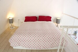 2 bedrooms, desk, iron/ironing board, free WiFi - Sweet Loft - Between Sea and Countryside (Bari)