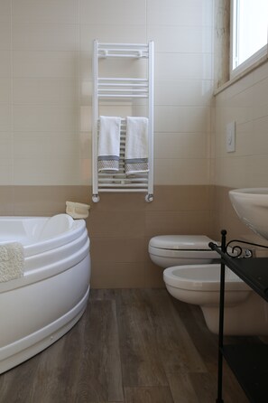 Duschwanne, Haartrockner, Bidet, Handtücher