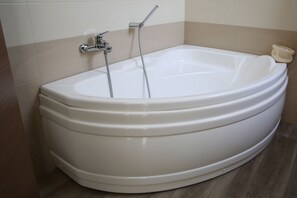 Combined shower/tub, hair dryer, bidet, towels