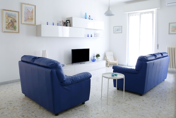 Älytelevisio, kirjoja, tietokoneen näyttö