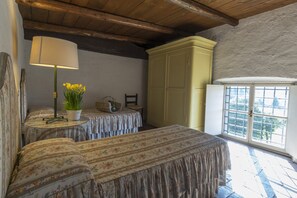 8 bedrooms, desk, iron/ironing board, WiFi