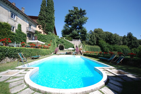 Outdoor pool, sun loungers - Luxury Villa on the Lucca's hills with private pool, BBQ,tennis court,PingPong. (Lucca)