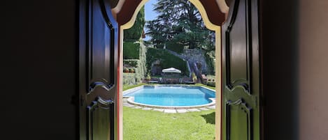 Piscina externa, espreguiçadeiras