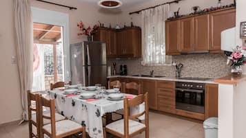 Kühlschrank, Mikrowelle, Ofen, Wasserkocher mit Kaffee-/Teezubehör