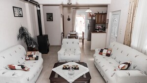 A living room with two sofas, a coffee table, and a dining area. - Aloni Home,family holiday,relaxing and quiet place,private parking,garden (moires)