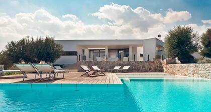 WHITE Lamafico ***** Ylellinen huvila uima-altaalla ja upealla merinäköalalla *****