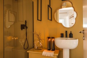 Duschwanne, Haartrockner, Bidet, Handtücher