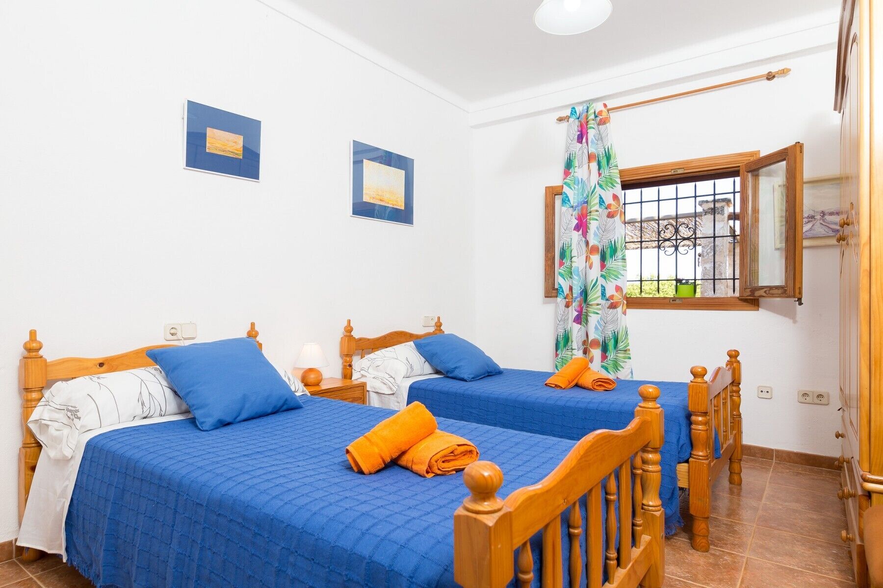 3 habitaciones, tabla de planchar con plancha, wifi y ropa de cama 