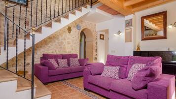 Smart TV, fireplace, table tennis