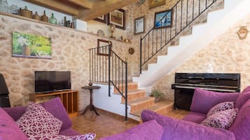 Smart TV, fireplace, table tennis