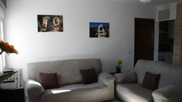Fernseher, DVD-Player, Bücher, Stereoanlage