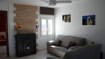 Fernseher, DVD-Player, Bücher, Stereoanlage