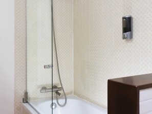 Badewanne, Haartrockner, Handtücher