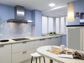 Kühlschrank, Mikrowelle, Ofen, Geschirrspüler