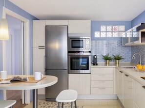 Kühlschrank, Mikrowelle, Ofen, Geschirrspüler
