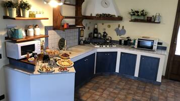 Een koelkast, een magnetron, een oven, een kookplaat