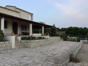 Exterior - Villa Paradiso surrounded by green olive trees of olive and carob (Noto)