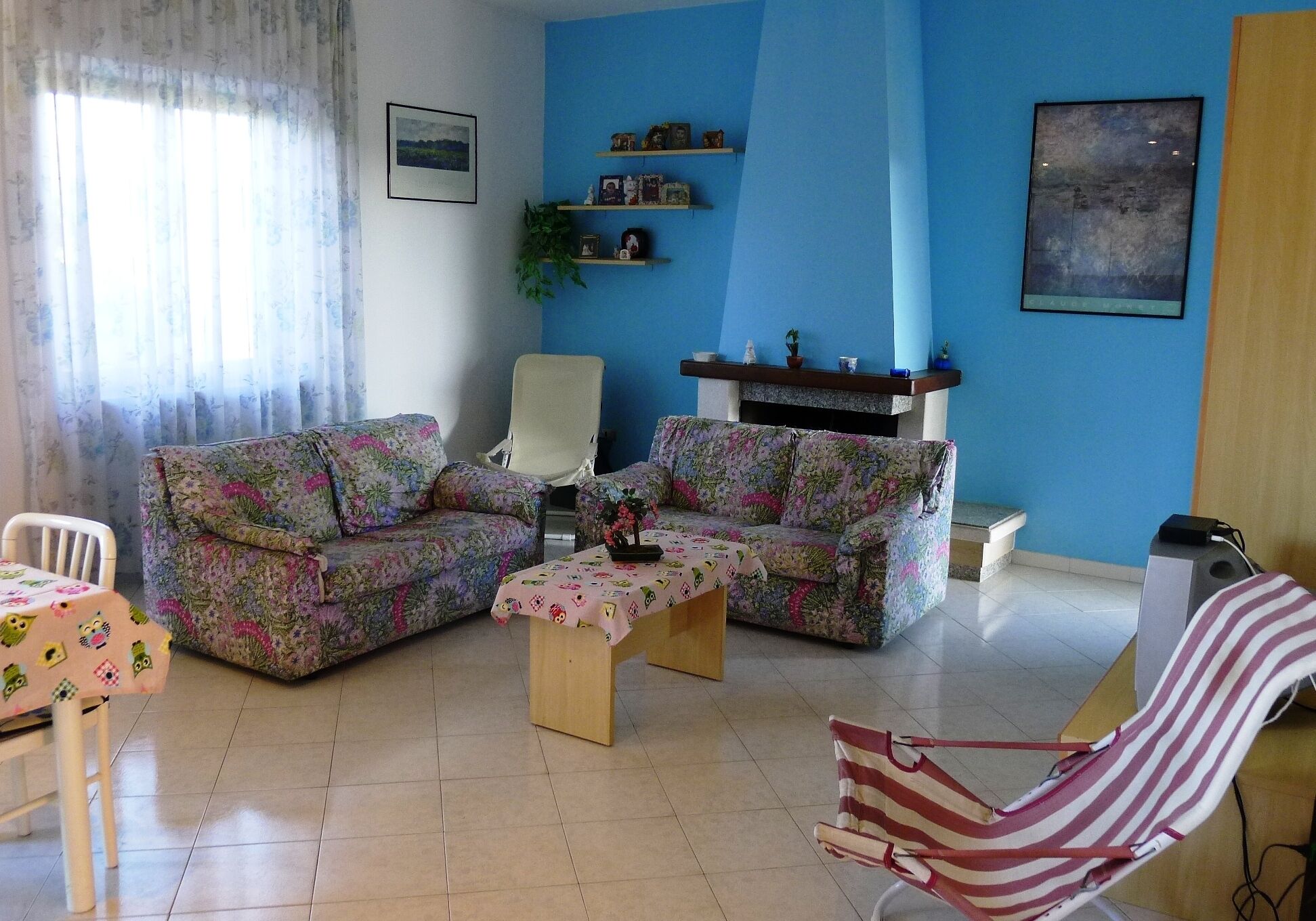 TV, caminetto, libri