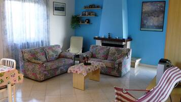 Fernseher, Kamin, Bücher